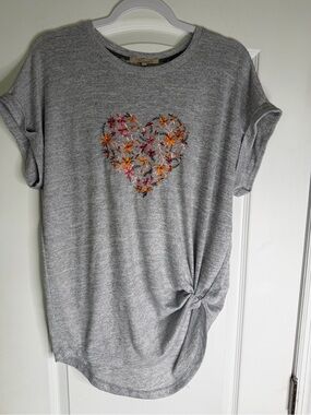 My Danielle Flower Heart Hacci  Heather Gray Short Sleeve. Size M.
